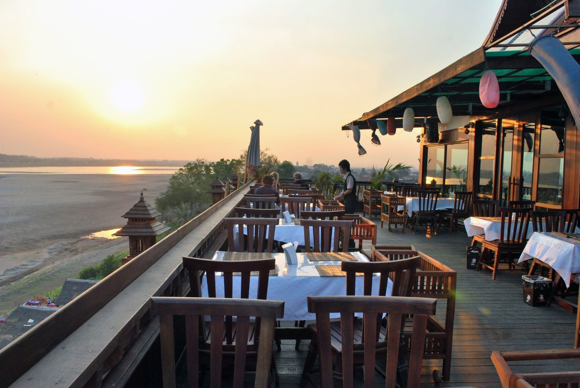 Sengtawan Riverside Hotel Вьентьян Ресторан фото